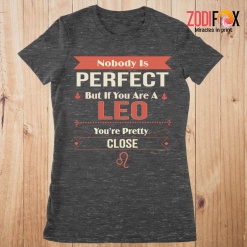 dramatic You're Pretty Close Leo Premium T-Shirts